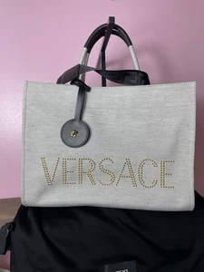 Bolso de Mano Versace La Medusa Grande de Lona Tachonada Nuevo con Etiquetas Venta al por menor $1675 - Imagen 1 de 11