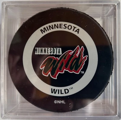 MINNESOTA WILD 2000 NHL JUEGO OFICIAL DISCO INGLASCO ANILLO NARANJA GARY M. BETTMAN Foto 1 de 4