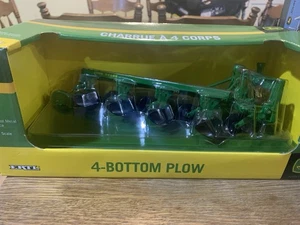 Implemento de granja fundido a presión Ertl John Deere 4 arado inferior 1/16. Nuevo en caja - Imagen 1 de 4