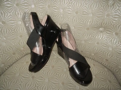 Sandalia de cuña TARYN ROSE Shae para mujer charol negro con tira trasera de 3,5" 6M $250. Foto 1 de 4