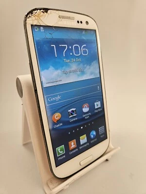 Samsung Galaxy S3 GT-19300 White Unlocked 16GB 4.8" Android Smartphone Cracked - Image 1 of 4