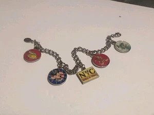 Pulsera vintage de 5 piezas con dije coleccionable de Disney - NYC World Of Disney  - Imagen 1 de 6