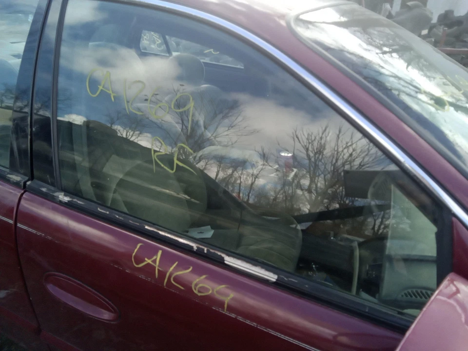 Стекло/окно передней двери BUICK CENTURY правое 97 98 99 00 01 02 03 04 05 - Изображение 1 из 1