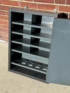 Gabinete industrial vintage, mesa de acero o montaje en pared ~ interior limpio y fresco - Imagen 1 de 10
