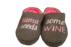 Pantofole da donna taglia 7/8 Bobbie Brooks "Mamma ha bisogno di un po' di vino" grigio e rosa - Foto 1 di 12