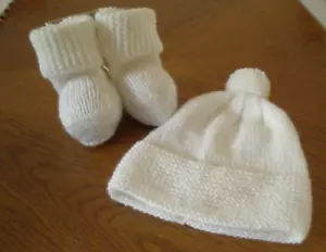 HAND KNITTED BEANIE HAT w/POM POM AND H'UGGS TO MATCH SIZE 6-12 MONTHS ~ NEW - Picture 1 of 4