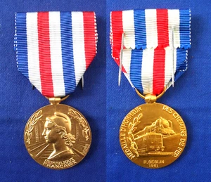 French Gold Medal Honour of the Railways Médaille d'Honneur des Chemins de Fer - Picture 1 of 3