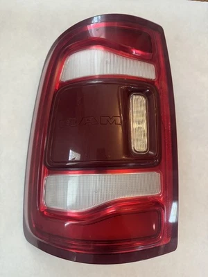 Dodge Ram 2500 3500 LH 2019-2024 lámpara trasera 68639089AB con BSS - agrietada Foto 1 de 4