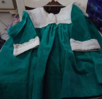 Vestido vintage (principios de los 60) de pana verde para niñas con detalles de encaje de Nannette Foto 1 de 4