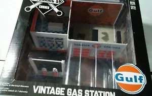 Greenlight Collectibles Mechanic's Corner GULF Vintage Gas Station 1/64 Diorama - Picture 1 of 2