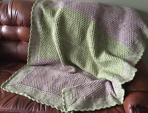 Handgehäkelte Aran 20 % Wolle blass Salbei/Dunst Alpine Sticth Decke 65x44" - Bild 1 von 14