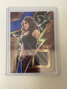 2023 WWE Select Nikki Cross Sparks Relic Card #SP Blu /49 SUPERSTAR INDOSSATA - Foto 1 di 3