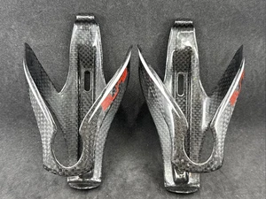 PAR de DOS JAULAS ELITE para botellas de agua de fibra de carbono negras con logotipos rojos EXCELENTE - Imagen 1 de 10