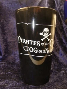 TAZA PIRATAS DEL CARIBE ~ NOCHE DE GRADUACIÓN 2006 ~ 6” ~ EN MUY BUENA CONDICIÓN ~ DISNEY ~ NEGRA ~ - Imagen 1 de 6