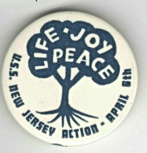 USS New Jersey Action Vietnam War Protest Pin April 8, 1968 LIFE Peace Joy - Bild 1 von 2