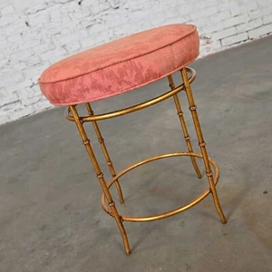 Sgabello rotondo metà 20 ° stile italiano seduta rosa damascata dorata metallo finte gambe di bambù  - Foto 1 di 15