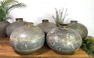 Vintage rustikales original indisches genietetes Metall Wassergefäß Topf Mittelstück Vase - Bild 1 von 4