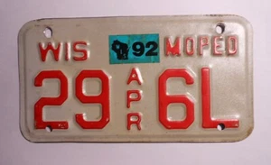 Placa de licencia de ciclomotor Wisconsin 1989 con 92 pegatinas - Imagen 1 de 1