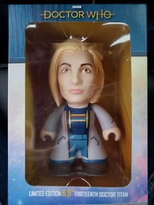 "Figura de vinilo Titan Doctor Who decimotercer (13º) Doctor SDCC edición limitada 6,5""" - Imagen 1 de 6