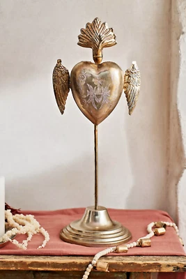 "Medallón corazón alado dorado sobre soporte Anthropologie grabado en llamas plateado 21"" nuevo con etiquetas" Foto 1 de 4