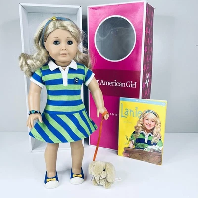 Boneca American Girl Lanie em roupa social sapatos calcinha pulseira caixa coelho - Imagem 1 de 4
