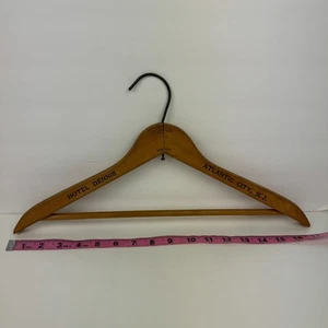 Vintage hellbraun Holz Hotel Dennis Atlantic City New Jersey NJ Kleidung Jacke Aufhänger - Bild 1 von 8