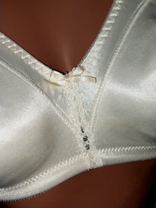 VTG SILKY COUETTE T SHIRT BRA BOW NO UW VICTORIAN IVORY 34C BRALETTE - Picture 1 of 6