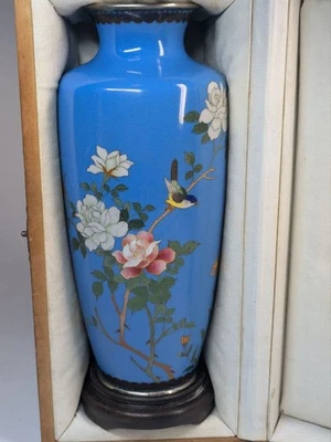 古董日本明治 Cloisonné 花瓶带花鸟图案银色原装盒 — 第 1/4 张图片