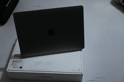 Apple MacBook Air Retina 13.3" 2020 - 512GB SSD 16GB Ram 8C CPU 8C GPU M1 - Grey - Image 1 of 4