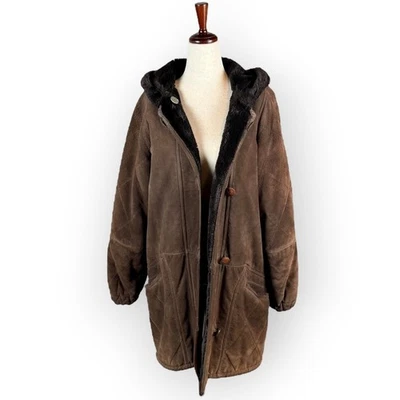 Abrigo de mujer vintage de gamuza marrón de los años 90 con capucha y forro de piel sintética negro mediano Foto 1 de 4