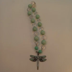 COLLAR COLGANTE VERDE LIBÉLULA CON PEDRERÍA BLANCA ES DE 2 1/2"X2 1/2 - Imagen 1 de 6
