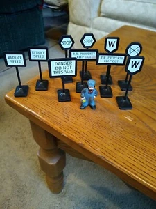 Scientific Toys Plastic Black Railroad Signs For Toy Train Display Pretend Play - Picture 1 of 4