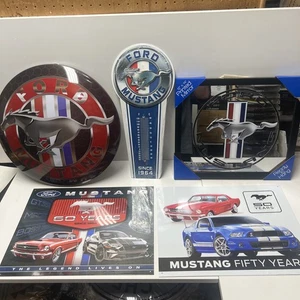 The Ultimate Ford Mustang Home Decor 5 Pacchetto Pace Ufficio, Uomo Grotta, Garage �� - Foto 1 di 14