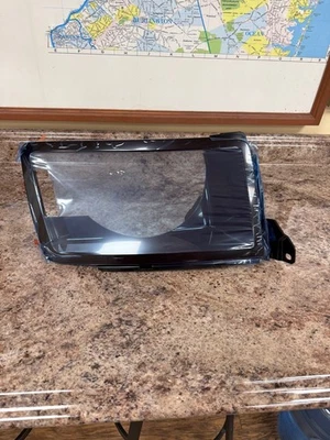 2020-2023 LAND ROVER RIGHT SIDE HEADLAMP BEZEL PART# LR180930 Foto 1 de 3