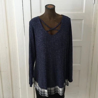 Blusa para mujer Relativity talla 1X azul con dobladillo a cuadros sección cuello en V Foto 1 de 4