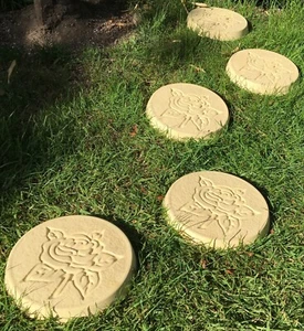 6 x Buff Round Concrete Garden Stepping Stones 23cm / 9Inch | Rose - Picture 1 of 6