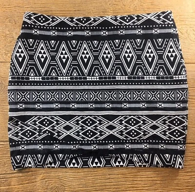 Falda H&M Mujer Talla Grande Negra Blanca Lápiz Recta Corta Patrón Geométrico Foto 1 de 4