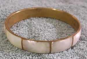 Vintage Brass Tone Bangle Bracelet With MOP - Imagen 1 de 2