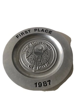 Placa de equipe bandeja de metal 1987 "1 st Tennis Competitors of Dallas" vintage colecionável - Imagem 1 de 4
