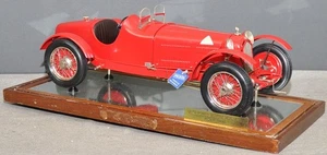 Pocher Alfa Romeo 8 c 2300 Monza rojo en tablero de presentación 1:8 - Imagen 1 de 1