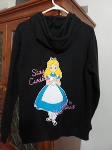 Disney Alicia en el País de las Maravillas Stay Curious Pullover Negro Sudadera con Capucha M NUEVO - Imagen 1 de 9