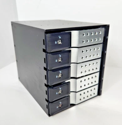 iStarUSA BPN-DE350HD-Silver  Trayless 3 x 5.25" to 5 x 3.5" HDD Hot-swap - Image 1 of 4