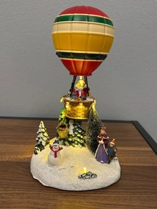 Holiday Time Heißluftballon mit Weihnachtsmann beleuchtet Dorf Zubehör Dekoration - Bild 1 von 9