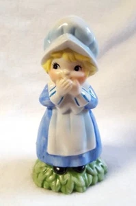 Vintage Mädchen Figur blau Kleid Haube Schürze gelbe Haare schüchtern Cover Lächeln 5,5"  - Bild 1 von 5