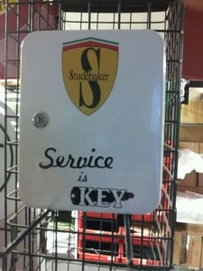 STUDEBAKER 50ER JAHRE STIL HÄNDLER REPARATUR WERKSTATT SCHLÜSSELKASTEN NEU - Bild 1 von 3