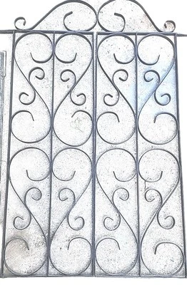 Puertas batientes vintage de hierro forjado de la década de 1890 con diseño en forma de corazón para entradas Foto 1 de 4