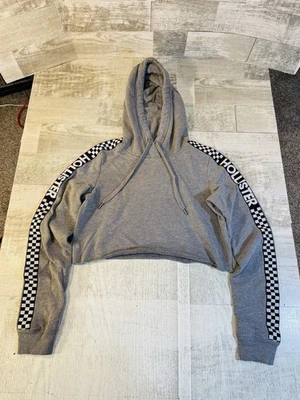 Sudadera con capucha gris recortada pequeña Hollister para mujer mangas a cuadros en blanco y negro Foto 1 de 4