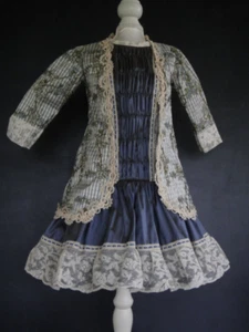 Blaues Seidenkleid und Jacke für ALTE / MODERNE PUPPE 73 cm - Zwilling - Bild 1 von 6
