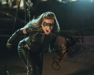 FOTO CON FLECHA FIRMADA JULIANA HARKAVY UACC REG 242 (2) - Imagen 1 de 1