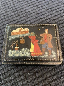 VINTAGE RUSSIAN BLACK LACQUER TRINKET BOX FOLKLORE SCENE HAND MADE - Picture 1 of 5